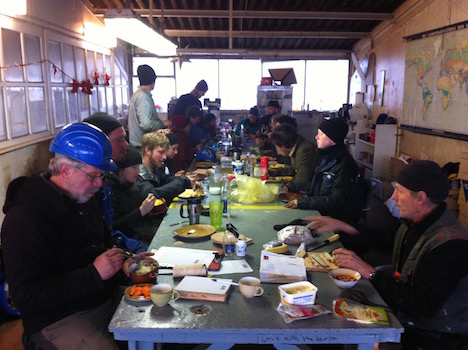 The Avontuur work crew breaks for lunch - photo Jan Lundberg